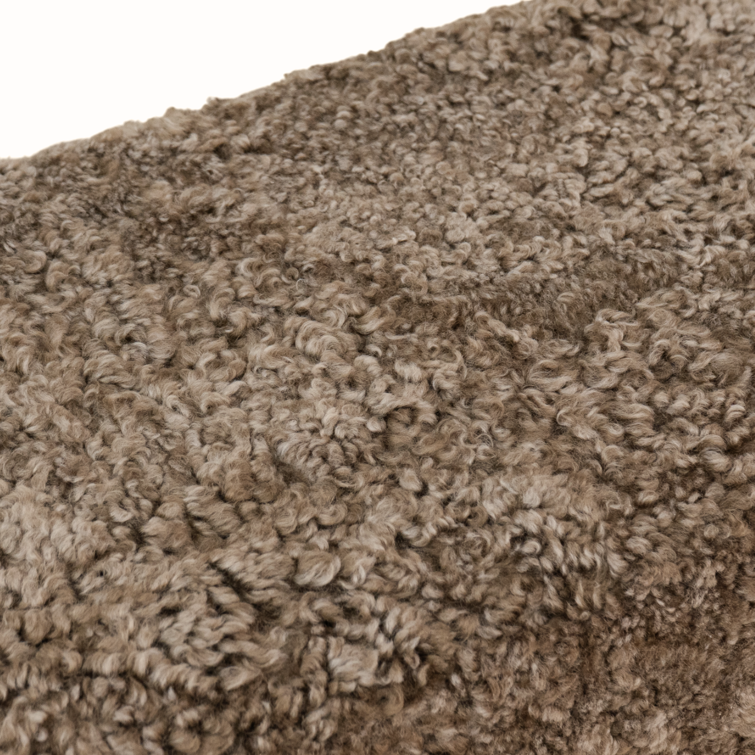 Banc Cube en Peau de Mouton de Laine Taupe Foncé - Base en Chêne Massif