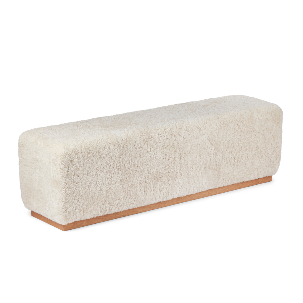 Banc cube en laine de mouton coloris perle - Piétement en chêne massif