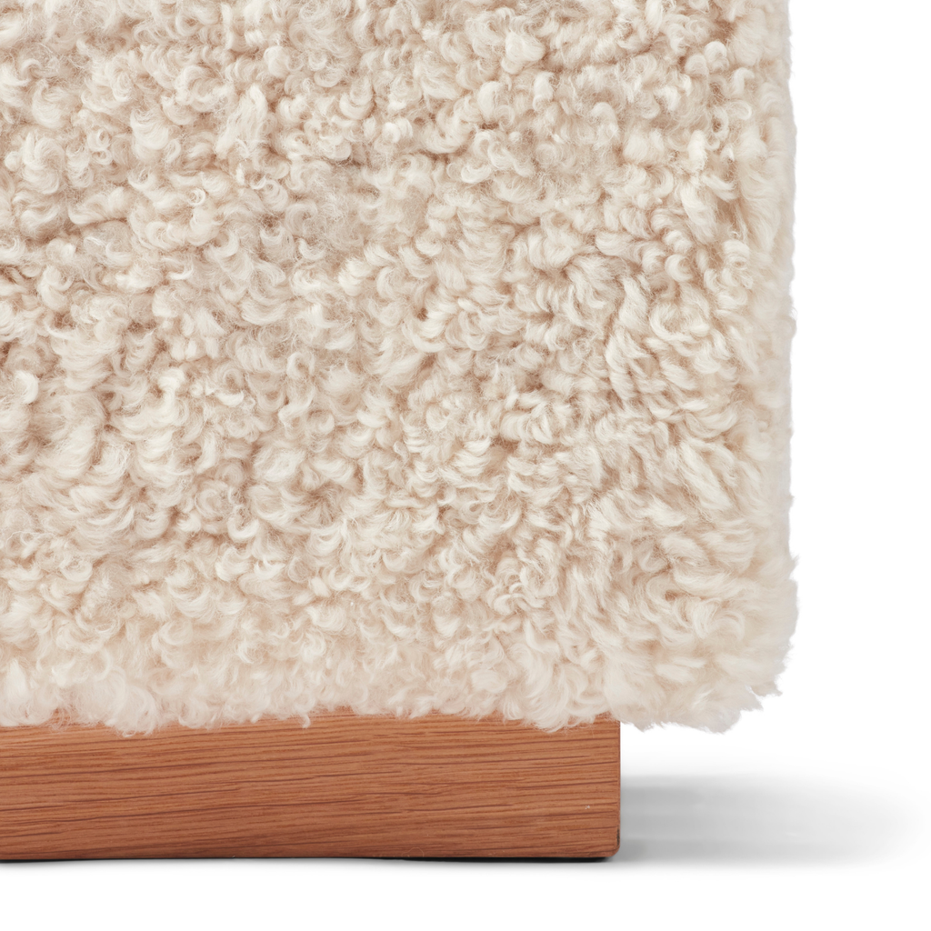 Cube ottoman en peau de mouton de laine coloris Perle - Piètement en chêne massif