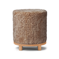 Pouf rond en laine et peau de mouton, couleur taupe – Piètement en chêne massif