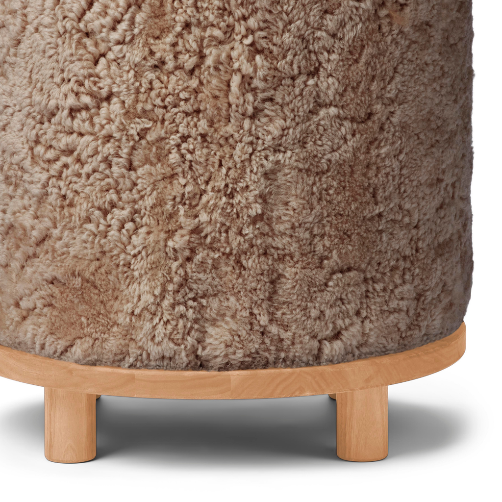 Pouf rond en laine et peau de mouton, couleur taupe – Piètement en chêne massif