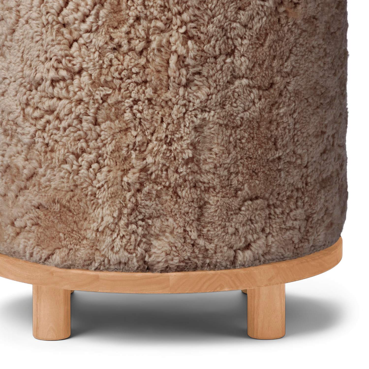 Pouf rond en laine et peau de mouton, couleur taupe – Piètement en chêne massif