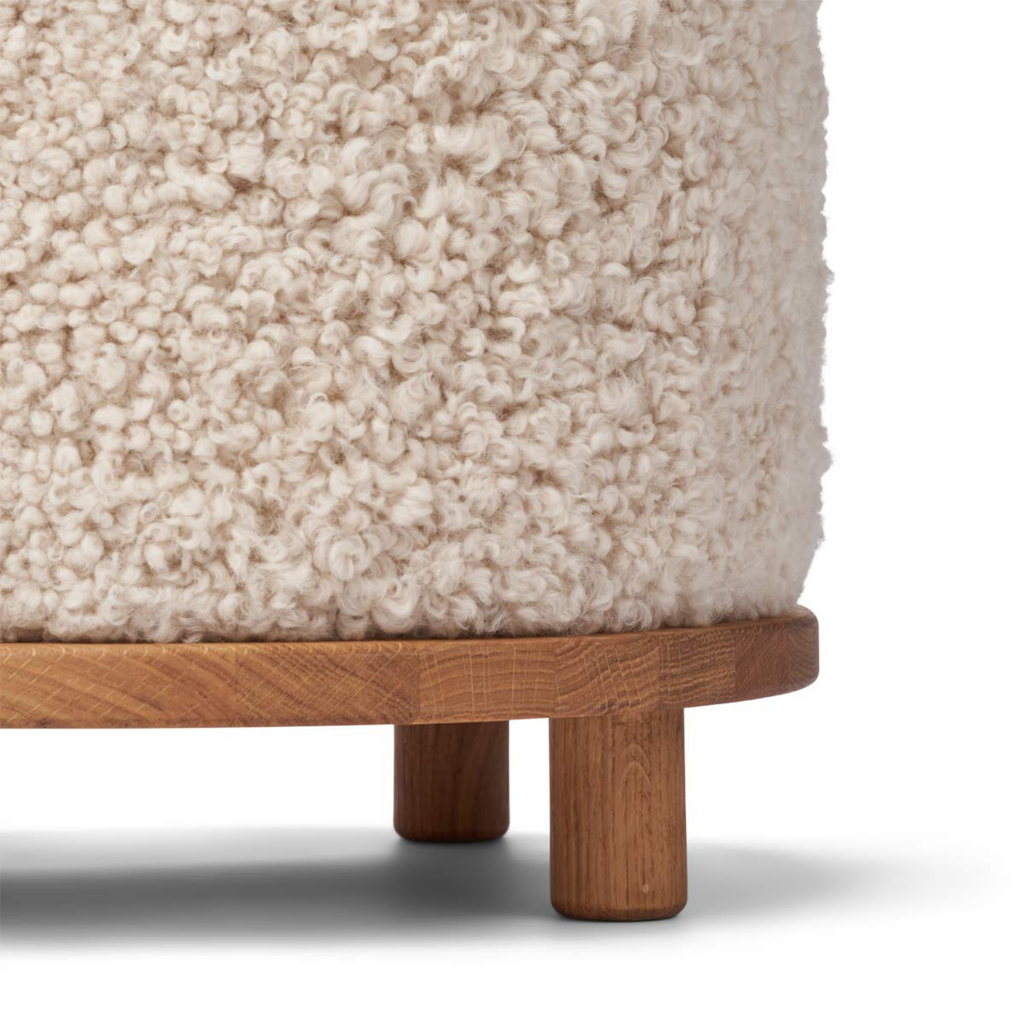 Pouf rond en laine et peau de mouton, coloris Perle - Base en chêne massif
