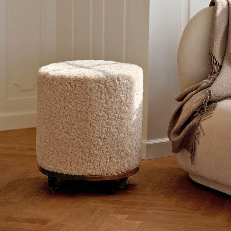 Pouf rond en laine et peau de mouton, coloris Perle - Base en chêne massif