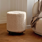 Pouf rond en laine et peau de mouton, coloris Perle - Base en chêne massif