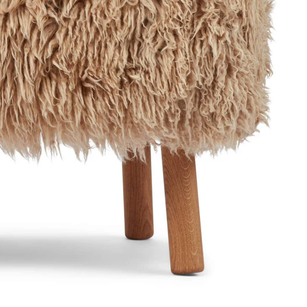 Pouf en peau de mouton à longs poils couleur miel - Pieds en chêne massif