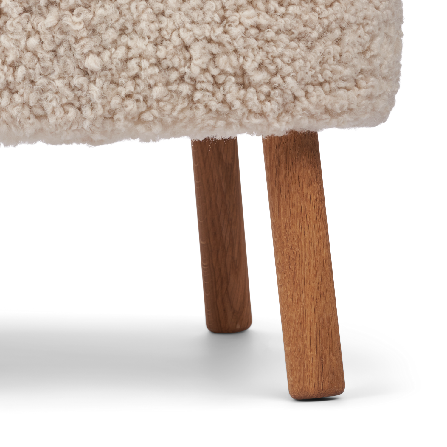 Pouf en peau de mouton de Nouvelle-Zélande coloris perle - Pieds en chêne massif