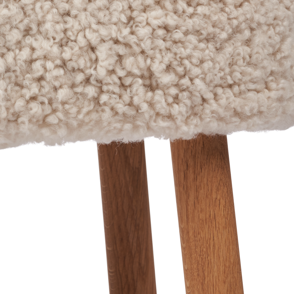Pouf en peau de mouton de Nouvelle-Zélande coloris perle - Pieds en chêne massif