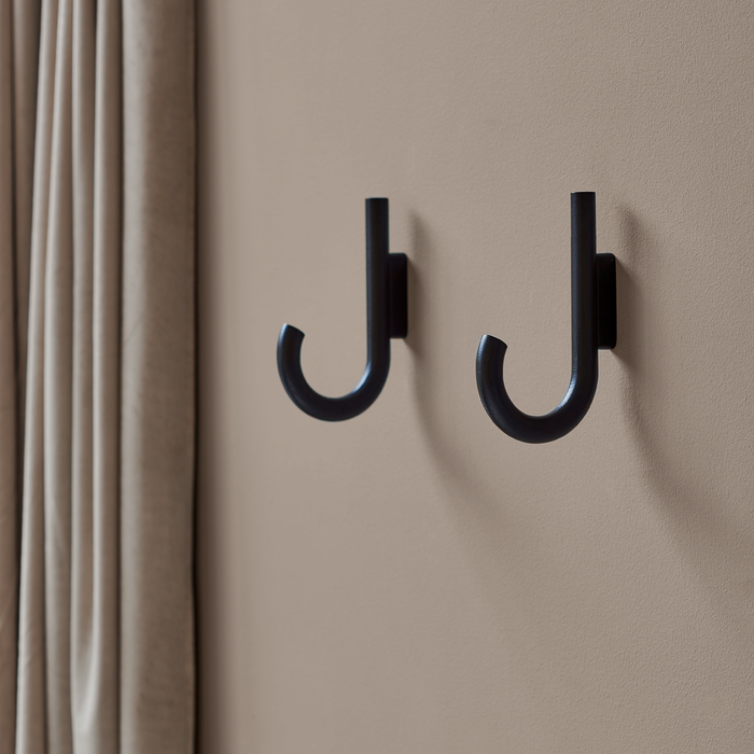 Patère murale courbe en J noire – Design inspiré du parapluie, utilisation multi-pièces