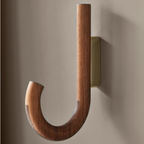 Patère courbe en Noyer et Laiton - Inspirée du parapluie, utilisation multi-pièces