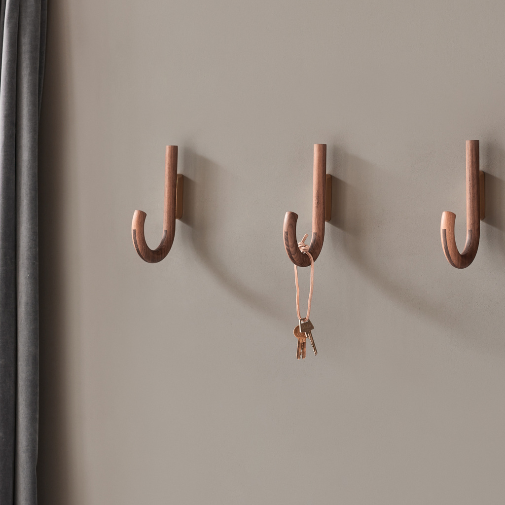 Patère courbe en Noyer et Laiton - Inspirée du parapluie, utilisation multi-pièces