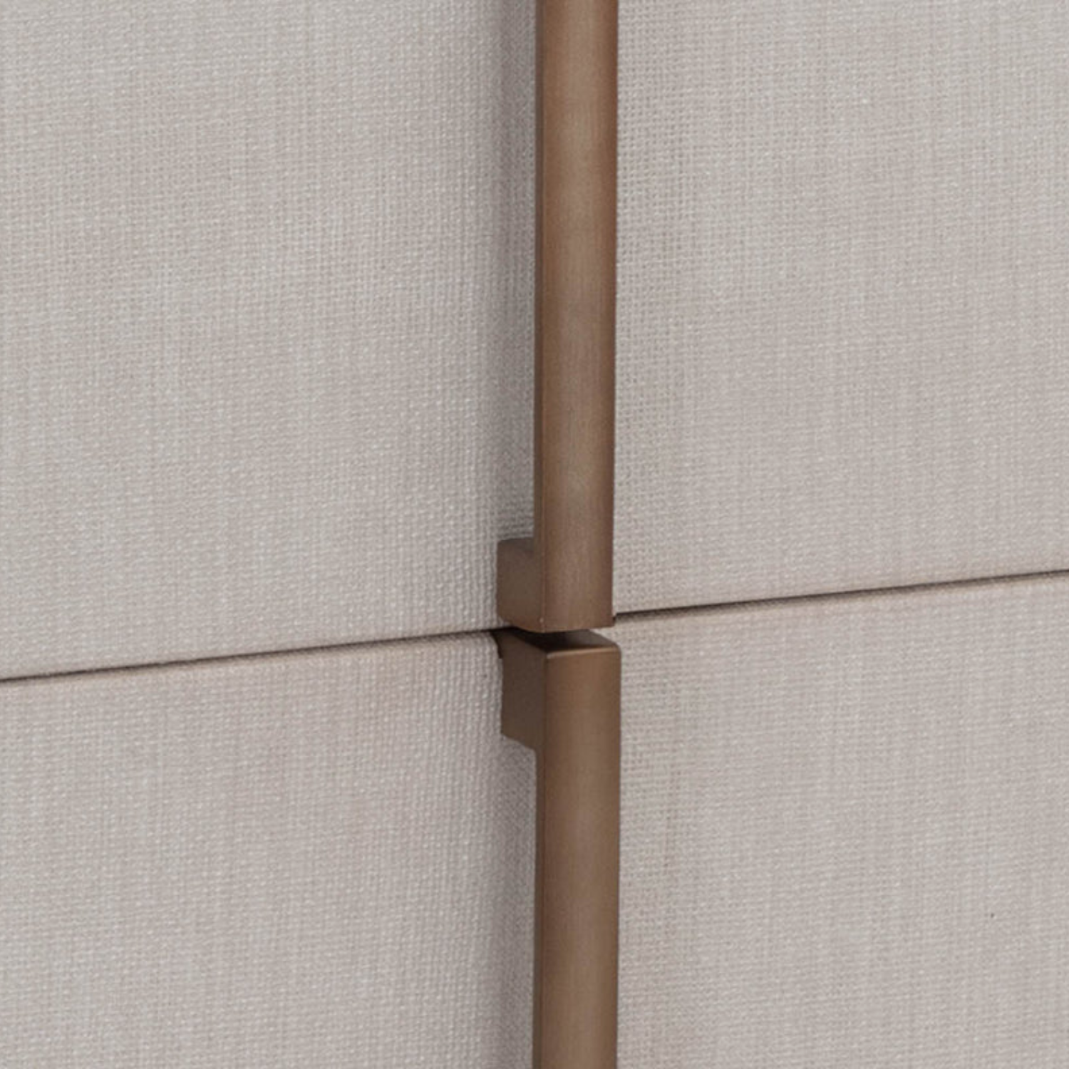 Table de chevet incurvée en similicuir crème – Dessus en placage de chêne, 2 tiroirs, base en acacia