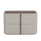 Table de chevet incurvée en similicuir crème – Dessus en placage de chêne, 2 tiroirs, base en acacia