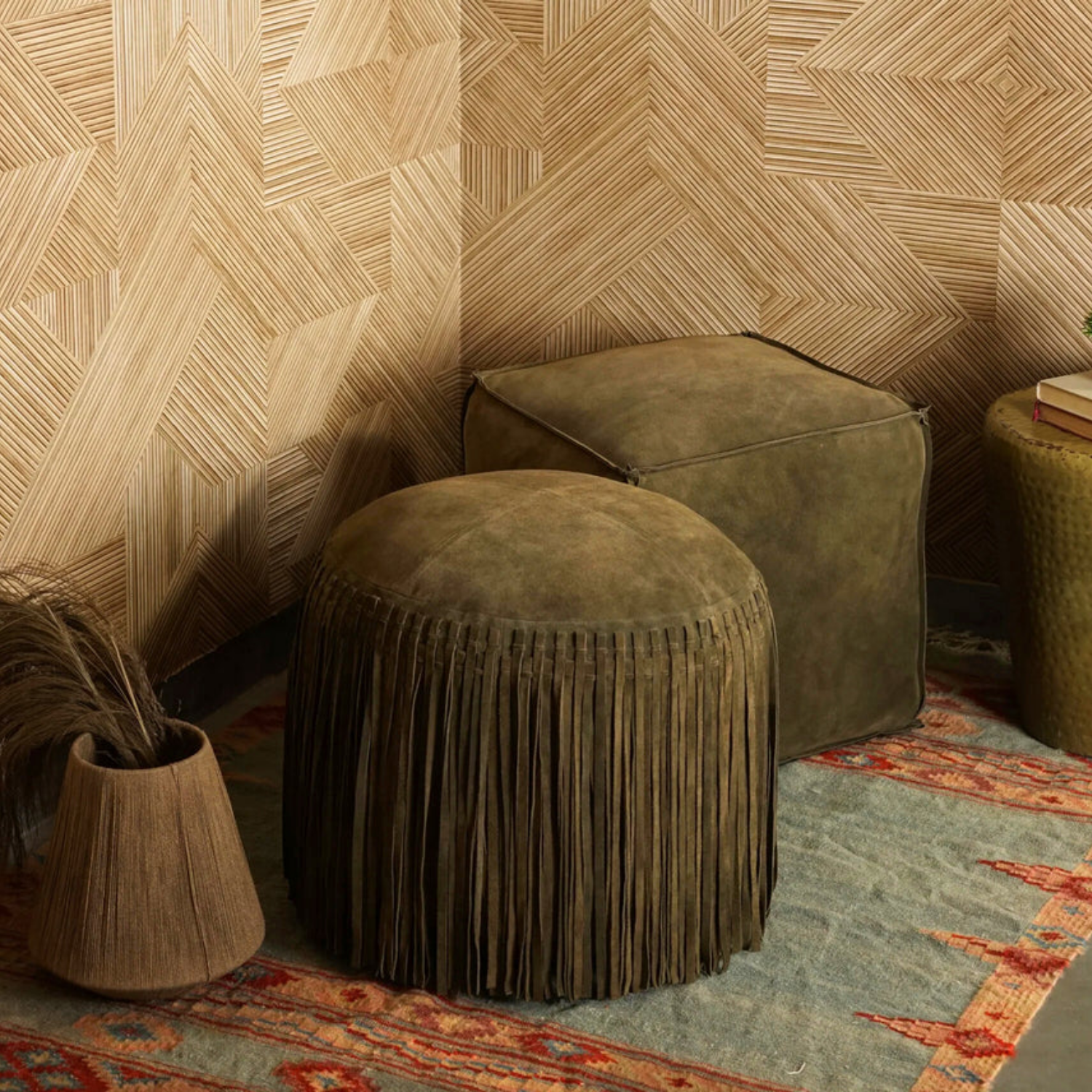 Pouf rond en daim vert forêt - Détails frangés