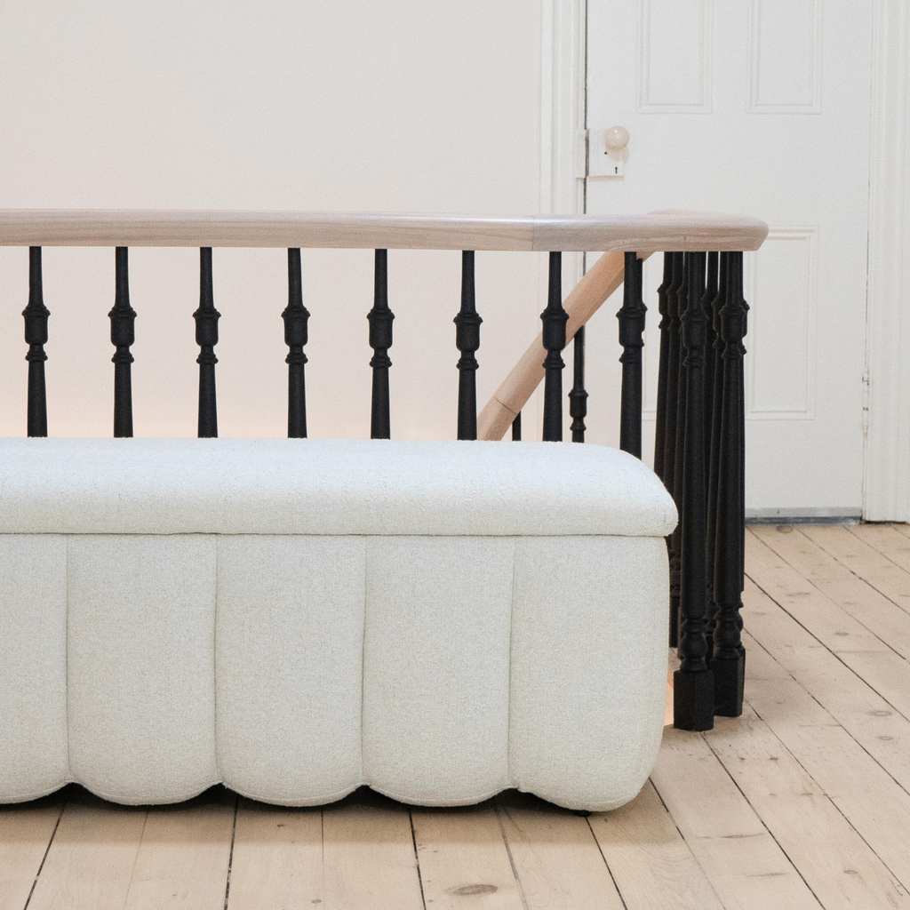 Banc de rangement capitonné en tissu ivoire - Bords arrondis, Rangement dissimulé