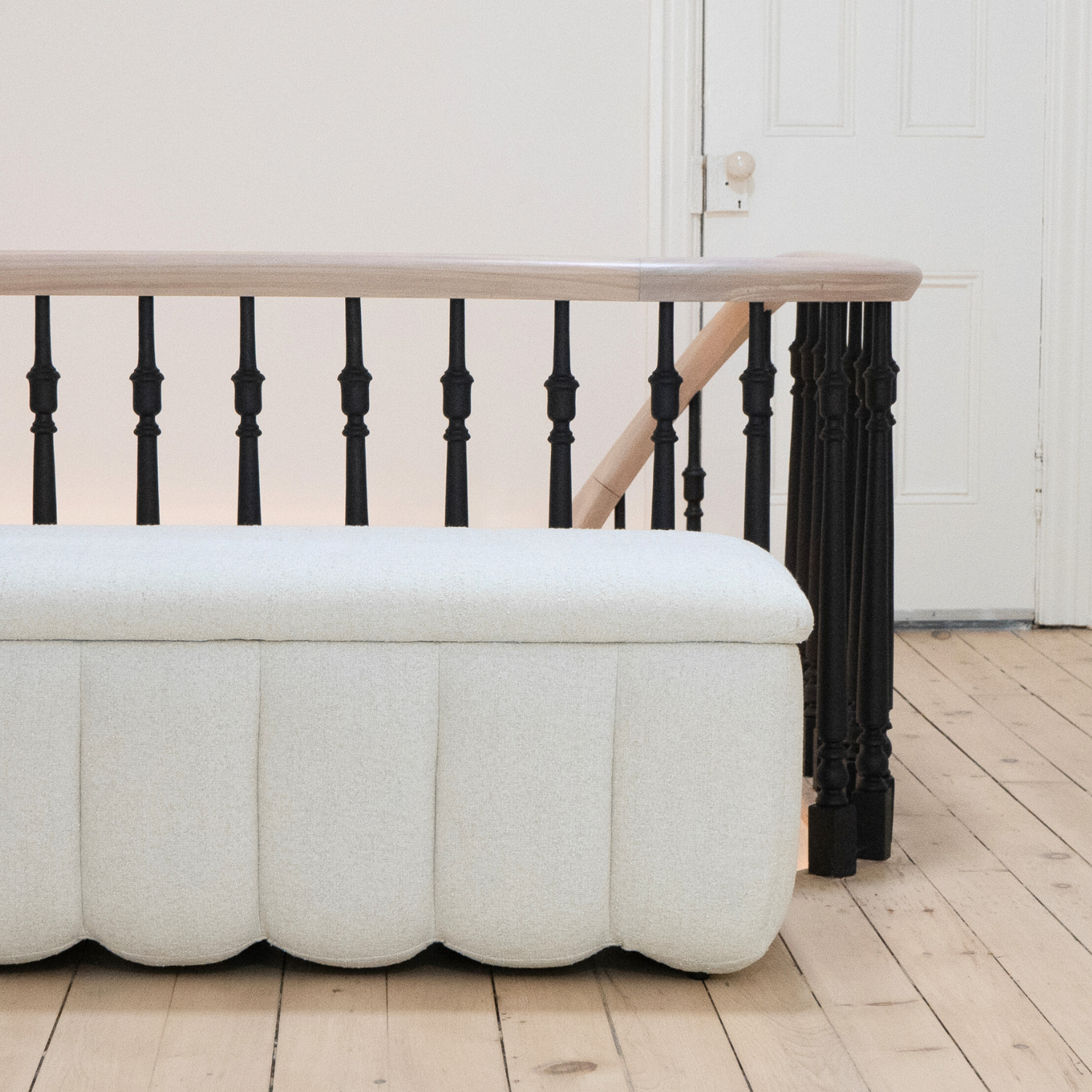 Banc de rangement capitonné en tissu ivoire - Bords arrondis, Rangement dissimulé