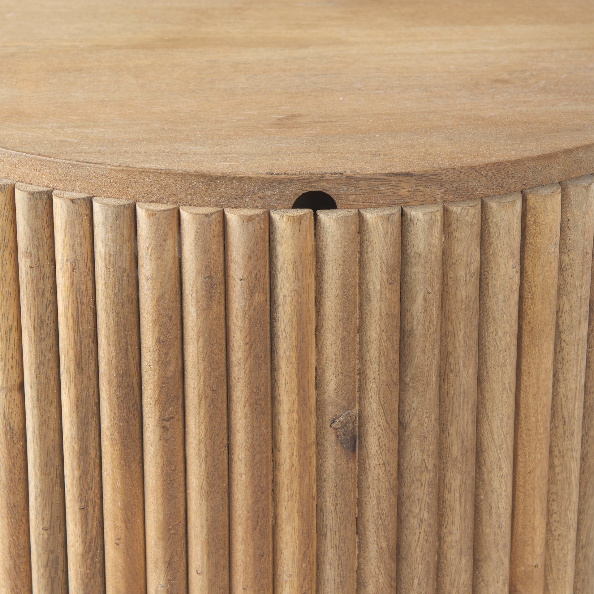 Table d'appoint en manguier massif blond - Piètement cannelé, plateau rond, couvercle amovible