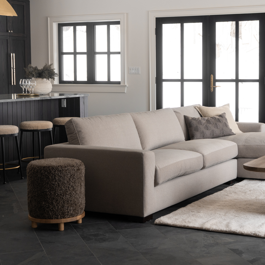 Pouf rond en laine et peau de mouton, couleur taupe – Piètement en chêne massif