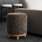 Pouf rond en laine et peau de mouton, couleur taupe – Piètement en chêne massif