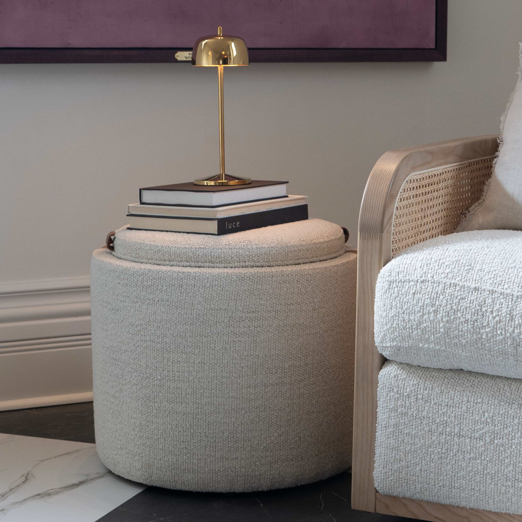 Pouf de rangement en bouclette perlée – Accents en cuir, couvercle plateau en bois, intérieur doublé