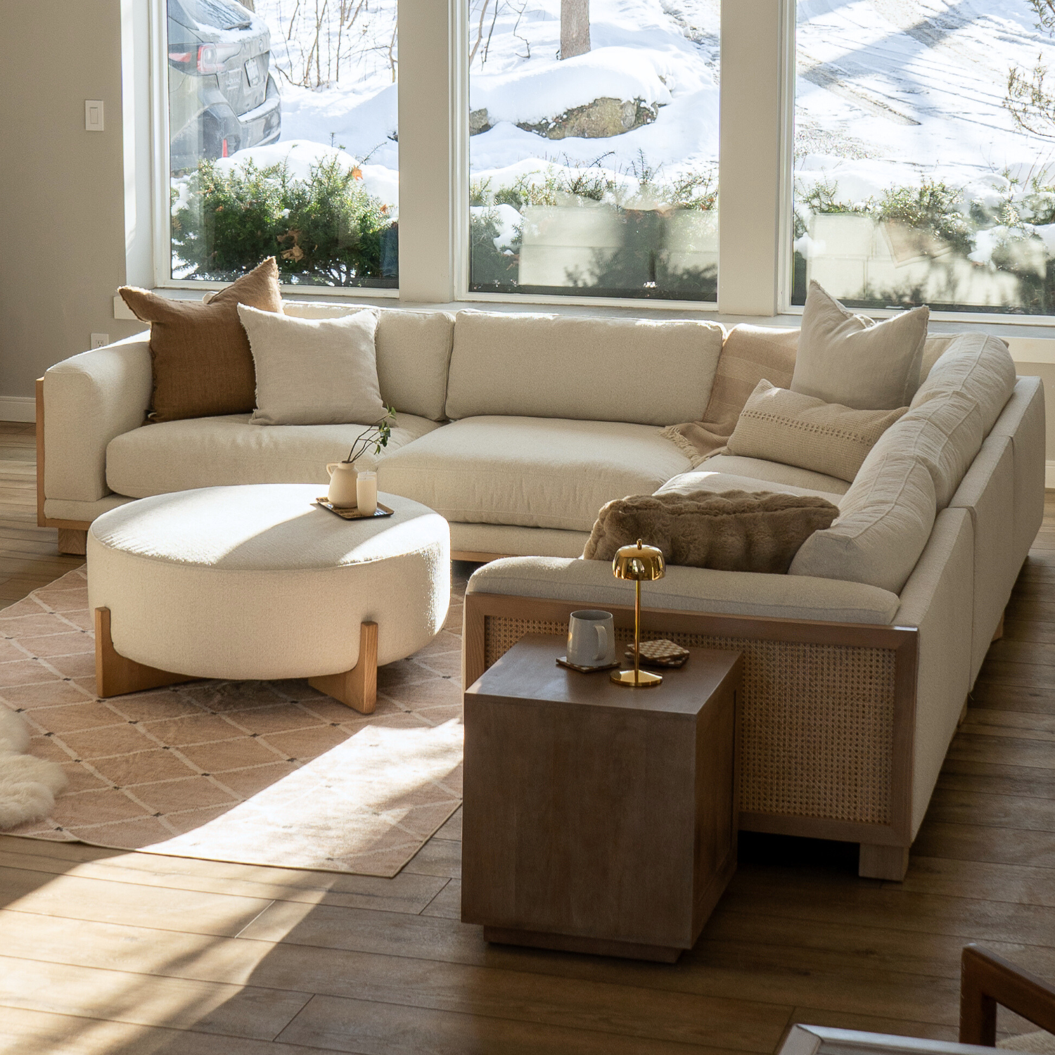 Pouf rond en polyester ivoire - Piètement en bois clair, design scandinave
