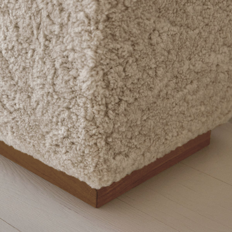 Banc cube en laine de mouton coloris perle - Piétement en chêne massif