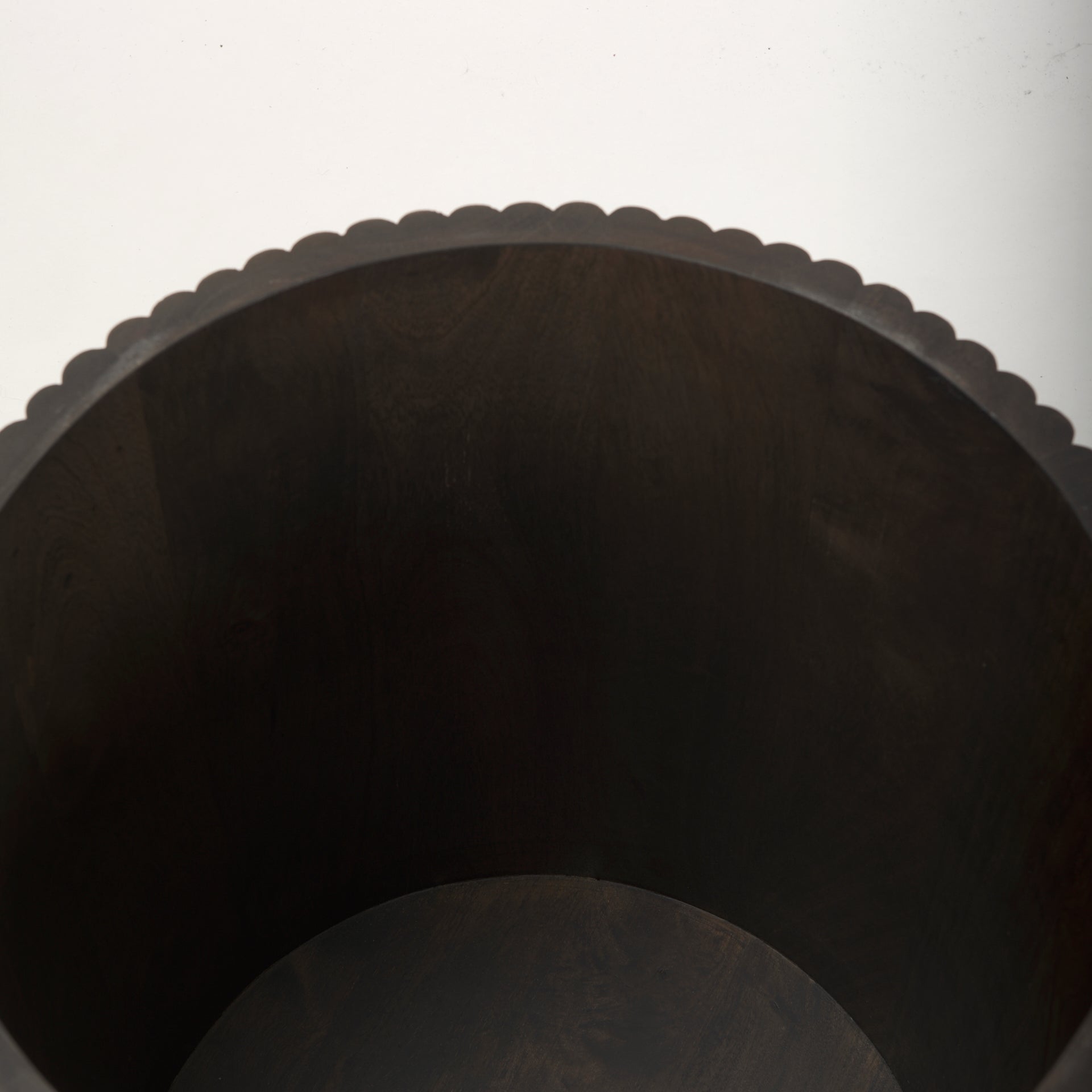 Table d'appoint en bois de manguier massif brun expresso - Base cannelée, couvercle amovible